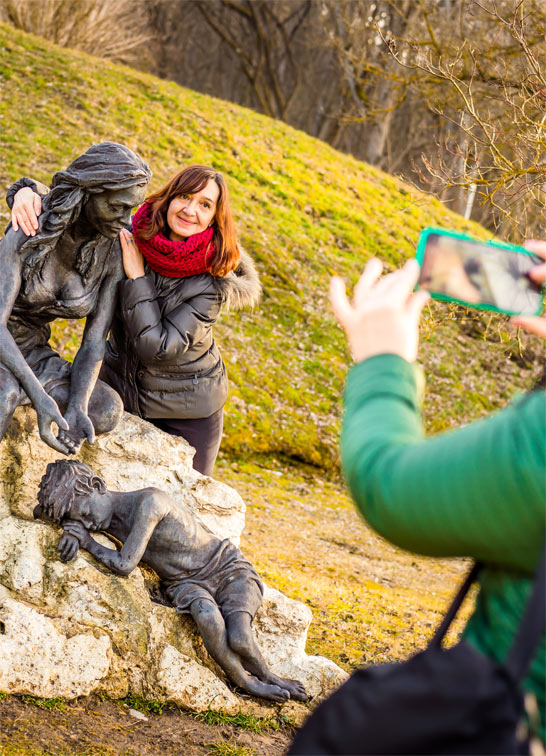 Skupina turistov ide lesom na Sixovu stráň