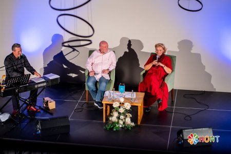 Talk show Pod kožu s Evou Pavlíkovou a Petrom Lipom