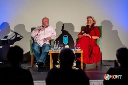 Talk show Pod kožu s Evou Pavlíkovou a Petrom Lipom