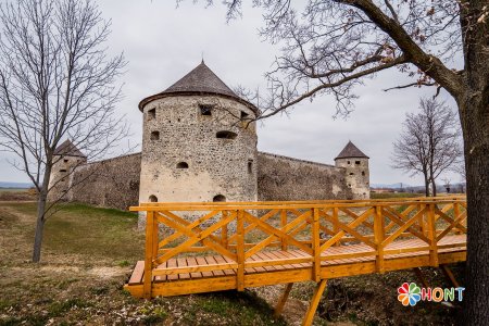 V okolí bzovíckeho hradu pribudli lavičky a premostenia