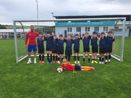 Živá tvorivá prezentácia futbalových prípraviek na otvorení kúpeľnej sezóny v Dudinciach